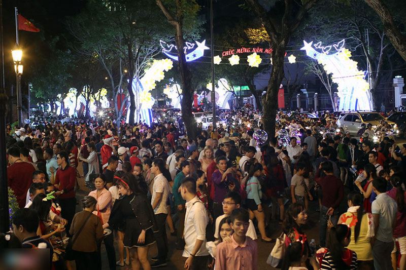 Biển người ra đường đón Giáng sinh